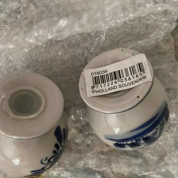 Salt and Pepper Shakers NEW Delftware from Holland blue painted offwhite pottery - Picture 4 of 9